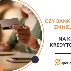 Kobieta trzyma kartę kredytową, zastanawiając się, czy bank może zmniejszyć limit.