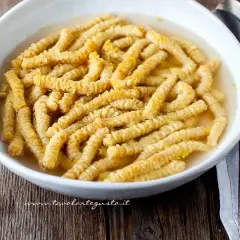 Passatelli marchigiani in brodo, un classico della cucina italiana. La ricetta perfetta per un piatto confortante.
