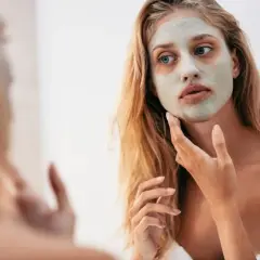 Jak wysuszyć pryszcze? Szybkie metody SOS i apteczne pewniaki
