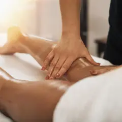 Massage des jambes pour aider à la circulation lymphatique. Un soin qui montre à quoi sert la lymphe pour le bien-être.