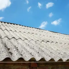 Stary dach pokryty eternitem, który zawiera azbest. Co to za materiał i jakie niesie zagrożenia?