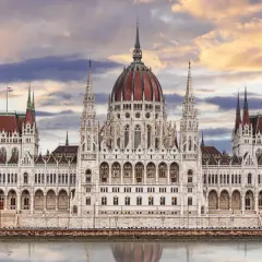 Majestatyczny budynek Parlamentu w Budapeszcie, znany jako budapeszt zamek, odbija się w spokojnej wodzie Dunaju.