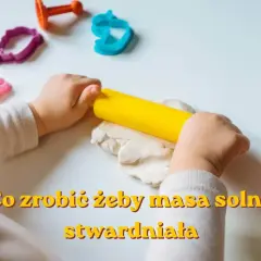 Dziecko wałkuje masę solną, przygotowując ją do zabawy. Prosty przepis na masę solną dla dzieci, która po wyschnięciu stwardnieje.