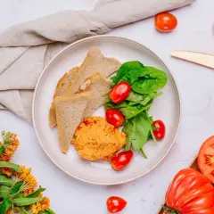 Zdrowy posiłek: pełnoziarniste pieczywo, pasta warzywna, szpinak i pomidorki. Idealne, by wiedzieć, co jeść żeby spalić tłuszcz, a nie mięśnie.