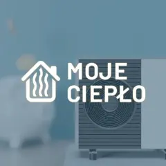 Dom z ikoną ciepła i napisem "MOJE CIEPŁO" obok jednostki zewnętrznej pompy ciepła. W tle skarbonka.