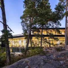 Artipelag museum, ett modernt museum omgivet av skog och vatten, med stora glaspartier som släpper in ljus.