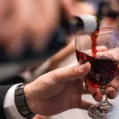Czerwone wino nalewane do kieliszka. Czy alkohol podnosi ciśnienie? Zastanawiamy się nad tym przy kieliszku wina.