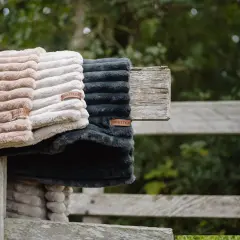 Weiche Hundedecken in Beige, Creme und Grau, bereit für die hundedecke waschen.