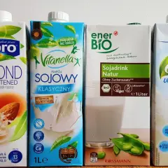 Cztery kartony napojów roślinnych: migdałowy Alpro, sojowy Vitanellax, sojowy EnerBio i sojowy Milbona. Idealne do kawy inka z mlekiem.