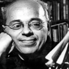 Stanisław Lem zamyślony, z modelem rakiety w dłoni. Ciekawe, czy inspirował się nią do swoich futurystycznych wizji?