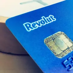 Niebieska karta Revolut z widocznym chipem i numerem. Idealna do płatności i zakupu **Revolut ubezpieczenie podróżne**.
