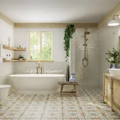 Łazienka w stylu vintage retro z wolnostojącą wanną, drewnianą szafką i wzorzystą podłogą.