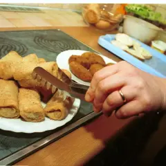Talerz pełen krokietów, idealnych do zamrożenia na później. Czy krokiety można mrozić? Tak, a te wyglądają pysznie!