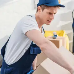 Przewóz mebli: Koszt od 100 zł/h. Jak obniżyć cenę nawet o 60%?
