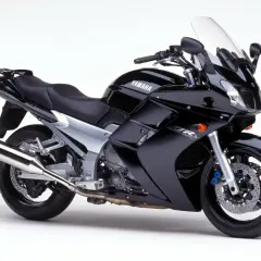 Yamaha FJR 1300: detalles de su ficha técnica en esta moto negra deportiva.