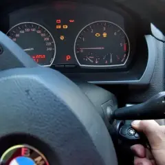 Kluczyk w stacyjce, kontrolki świecą, ale auto nie odpala. Na desce rozdzielczej BMW widać m.in. kontrolkę silnika i ABS.