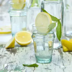 Agua con limón y menta en vasos, ideal para refrescar y para que es bueno el agua con limon: digestión y vitalidad.