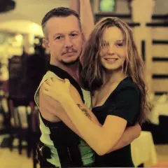 Agnieszka Włodarczyk i partner obejmują się. W tle widać wnętrze restauracji.