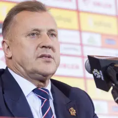 Cezary Kulesza, prezes PZPN, w garniturze i krawacie, z mikrofonem przed sobą. Jego majątek budzi zainteresowanie.