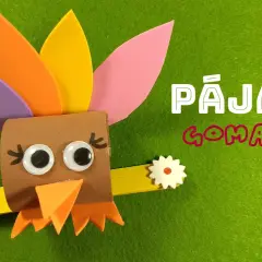 Un pájaro de goma eva, hecho con materiales reciclados, ideal para manualidades infantiles.