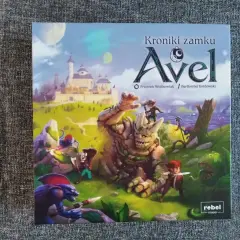 Avel gra: Kroniki zamku Avel. Gigantyczny kamienny golem walczy z bohaterami u stóp magicznego zamku.