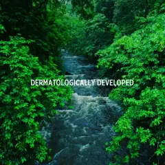 En forsiktig, grönskande djungel med en porlande flod. Texten "DERMATOLOGICALLY DEVELOPED" antyder en naturlig, grön peel-produkt.