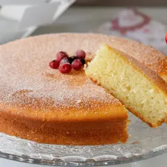 Torta da colazione morbidissima, cosparsa di zucchero e decorata con frutti di bosco. Perfetta per iniziare la giornata con dolcezza.