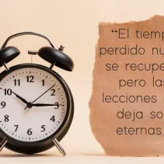 Despertador clásico junto a un trozo de papel con frases de recuerdos: "El tiempo perdido nunca se recupera, pero las lecciones que deja son eternas.