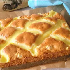 Puszyste ciasto jogurtowe z kremowym nadzieniem, idealne na każdą okazję. Sprawdzony przepis na jogurtowe ciasto, które zachwyci każdego.