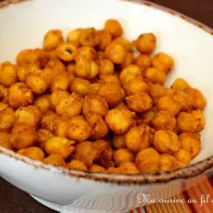 Un bol rempli de pois chiches grillés, parfaits pour un apéro croustillant et savoureux.
