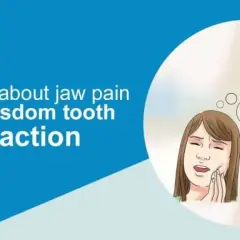 Mujer con dolor mandibular tras extracción de muela, pensando en su dentista.