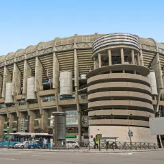 Imponujący stadion Realu Madryt, Santiago Bernabéu, z charakterystyczną betonową fasadą i okrągłą wieżą.