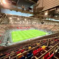 Innenansicht des bergische sportzentrum solingen. Ein Fußballstadion mit grünem Spielfeld und vielen Sitzplätzen, bereit für das nächste Spiel.