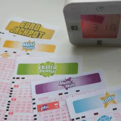 Losy na gry liczbowe Eurojackpot, Mini Lotto, Ekstra Pensja, Multi Multi i Lotto obok budzika.