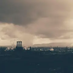 Ponury krajobraz przemysłowy, dymiące kominy i masywna wieża. Czy to obraz tego, czym jest dystopia?