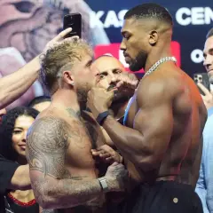 Intens blick mellan Jake Paul och Anthony Joshua. En spänd stämning inför deras match.