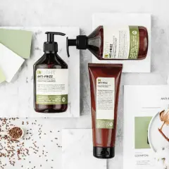 Jak dbać o kręcone włosy? Szampon, odżywka i maska Insight Anti-Frizz z ekstraktem z siemienia lnianego dla miękkości i blasku.