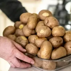 Un bocal rempli de pommes de terre pour une raclette. La question est : combien de pommes de terre par personne pour une raclette ?