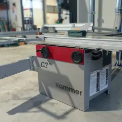 Une scie circulaire de menuiserie Hammer C3 31, prête pour des coupes précises dans un atelier.
