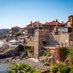 Kamienne mury i urokliwe domy nad morzem. Sozopol atrakcje zachwycają widokiem i klimatem.