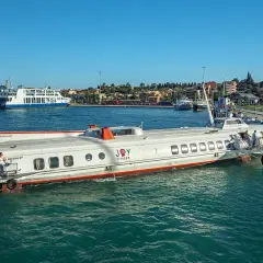 Hydrofoil "Joy Cruises" gotowy do rejsu z Korfu do Sarandy. W tle widać prom pasażerski.