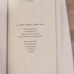 En öppen bok med dikter. En sida har titeln "IF THEY TRULY LOVE YOU" och ger tips om hur man skriver en dikt om kärlek.