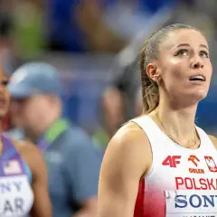 Polka w białej koszulce z orłem i napisem "Polska" na lekkoatletyczne mistrzostwa świata.