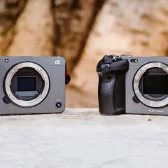 Dwa aparaty Sony FX3 stoją obok siebie, gotowe do uchwycenia każdej sceny.