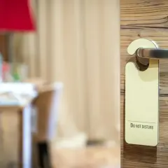 Hotel na kartę: Jak zamknąć drzwi od środka? Pełne bezpieczeństwo!