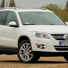 Biały VW Tiguan na zewnątrz. Zastanawiasz się, jaki silnik wybrać do tego modelu?