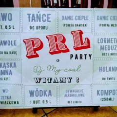 Plakat z napisem "PRL PARTY" i menu: piwo, tańce, dania ciepłe, zakąski, wódka, kompot.