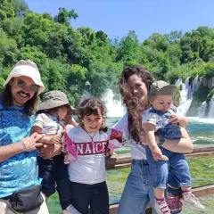 Famiglia felice con cascate sullo sfondo, un ricordo da Zara città.