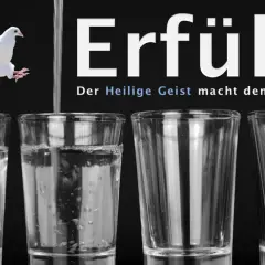 Ein weißer Taube fliegt über vier Gläser, von denen zwei mit Wasser gefüllt sind. Der Text "Erfüllt! Der Heilige Geist macht den Unterschied" erinnert an heiliger geist bibelstellen.