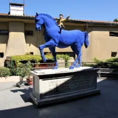 Statua blu di cavallo con Pinocchio a cavalcioni, nel Pinocchio Park.